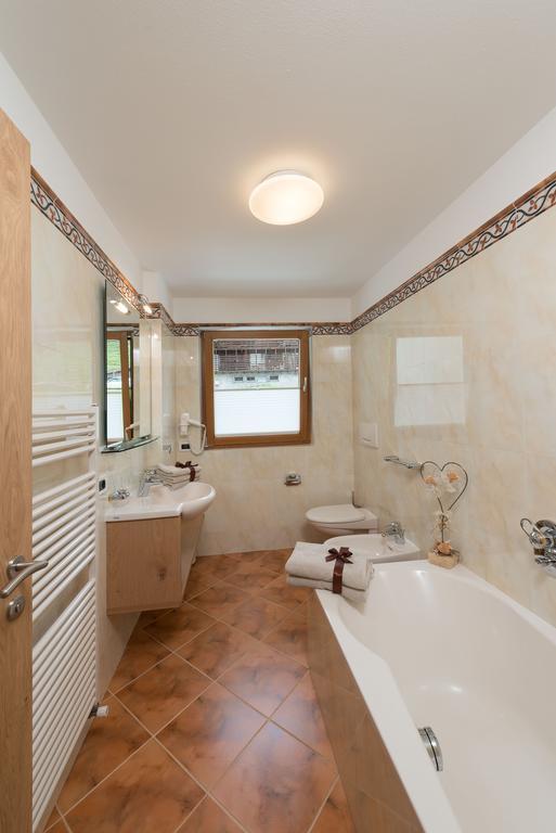 Aparthotel Alpin Sport St. Ulrich in Gröden Zimmer foto